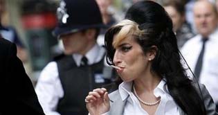 Amy Winehouse accused of punching a dancer 